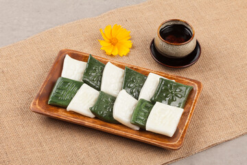  Rice cake made by pressing with rice cake meat into a square or round shape. It can also be made...