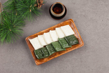  Rice cake made by pressing with rice cake meat into a square or round shape. It can also be made...