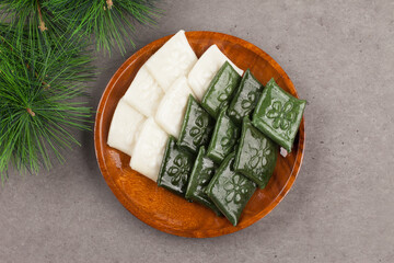  Rice cake made by pressing with rice cake meat into a square or round shape. It can also be made with things like mugwort or dyed in various colors.
