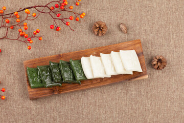  Rice cake made by pressing with rice cake meat into a square or round shape. It can also be made with things like mugwort or dyed in various colors.
