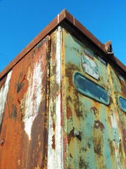 古い錆のある変電設備と冬の青空