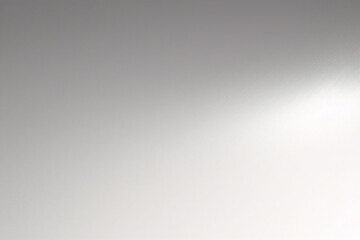 光沢のある銀色の無地の背景。滑らかなメタリックな水色のテクスチャー。フレアと色合いの抽象的なイラスト。