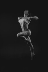 Black and white image of a sports woman in the studio. Beautiful body.