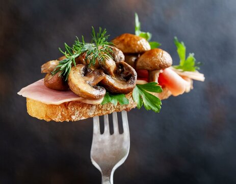 Sandwich mit gebratenen Champignons, Schinken und frischen Kr&auml;utern auf einer Gabel 