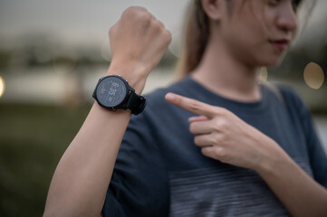 The young woman wore a smartwatch and pointed at her wristwatch, indicating 6:35 minutes.