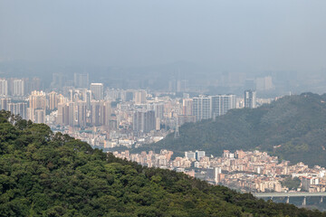 Obraz premium City skyline view from the mountain top