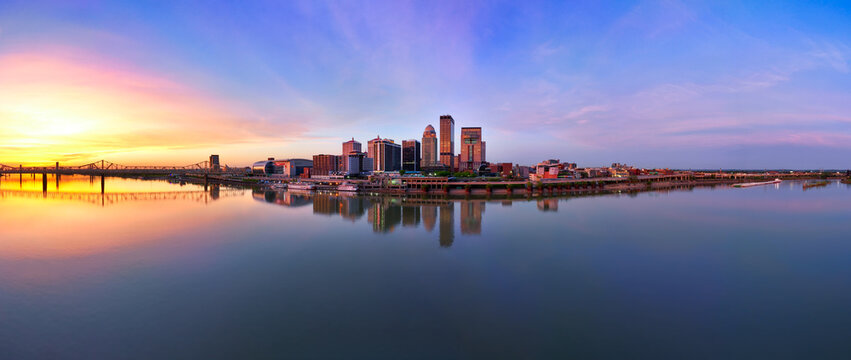 Wide shot of Louisville KY.