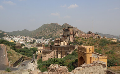Obraz premium A picturesque locale outdoor view of the famous Amber city palace in the hill range of Jaipur city in Rajasthan, India.