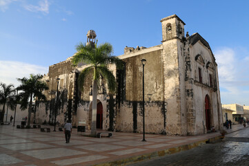 Obraz premium The church of San Juan in the historic center of Campeche, Mexico