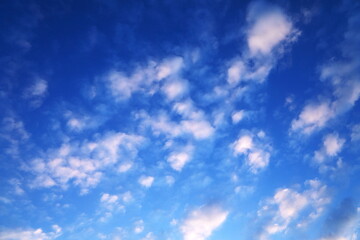 空高く浮かぶ雲