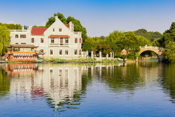 Obraz premium House and bridge in Quyuan garden at the West lake in Hangzhou, China