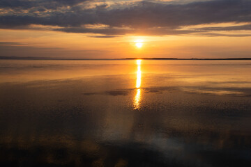夕暮れの湖に反射する夕陽　サロマ湖
