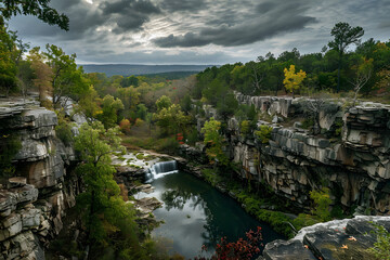Fototapeta premium Paisaje de bosque rocoso con un rio con cascada atravesándolo.