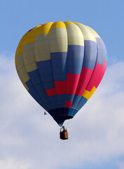 Naklejka premium Hot air balloon in the sky