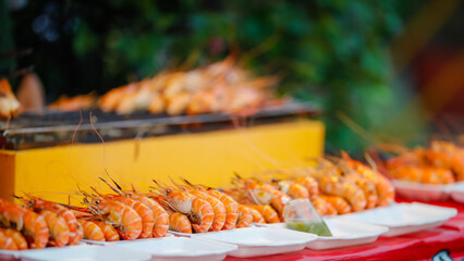 Food from the market is sold on the streets where people pass by. It is easy to buy and the price is cheap.