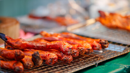 Food from the market is sold on the streets where people pass by. It is easy to buy and the price is cheap.