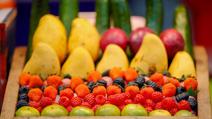 Food from the market is sold on the streets where people pass by. It is easy to buy and the price is cheap.