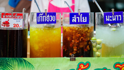 Food from the market is sold on the streets where people pass by. It is easy to buy and the price is cheap.