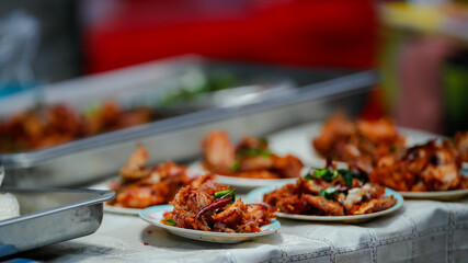 Food from the market is sold on the streets where people pass by. It is easy to buy and the price is cheap.