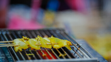Food from the market is sold on the streets where people pass by. It is easy to buy and the price is cheap.