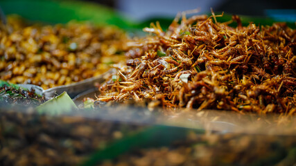 Food from the market is sold on the streets where people pass by. It is easy to buy and the price is cheap.