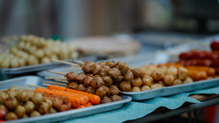 Food from the market is sold on the streets where people pass by. It is easy to buy and the price is cheap.