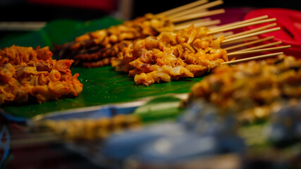 Food from the market is sold on the streets where people pass by. It is easy to buy and the price is cheap.