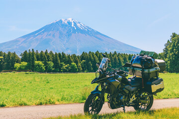 荷物を乗せたバイクとツーリングで訪れた富士山