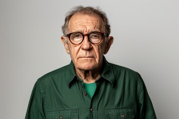 Obraz premium Aged medical expert with a reflective gaze, pondering the complexities of healthcare