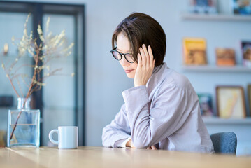 疲れを感じるミドル世代の女性