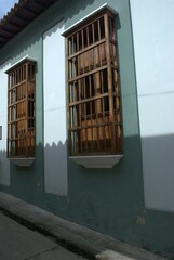 Tenemos un tipo de arquitectura que va desde el estilo colonial hasta el mas moderno y tambien el mas pobre.