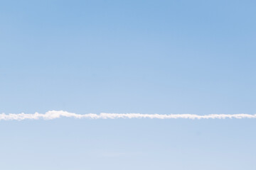 Arrière-plan design ciel bleu avec une ligne de nuage blanche 