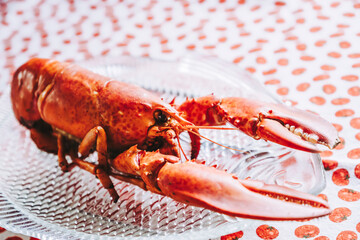 Délicieux homard dans un plat sur la table de cuisine