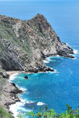 Las costas algunas de suaves arenas,otras con arrecifes con fuertes corrientes,con unos colores hermosos entre el azul y verde esmeralda.