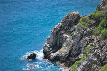 Las costas algunas de suaves arenas,otras con arrecifes con fuertes corrientes,con unos colores hermosos entre el azul y verde esmeralda.
