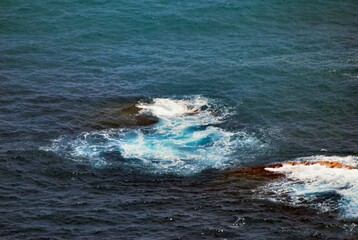 Las costas algunas de suaves arenas,otras con arrecifes con fuertes corrientes,con unos colores hermosos entre el azul y verde esmeralda.
