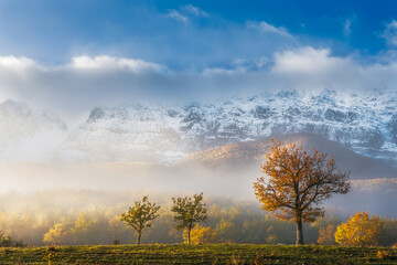 la prima neve stagionale nel parco sirente velino, da campo felice alla parete nord del monte...