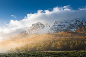 la prima neve stagionale nel parco sirente velino, da campo felice alla parete nord del monte sirente