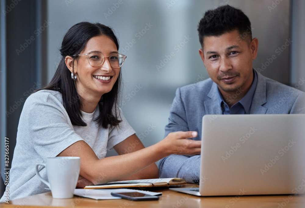 Aufkleber happy, business people and point to laptop for feedback, performance review and project criticism. s