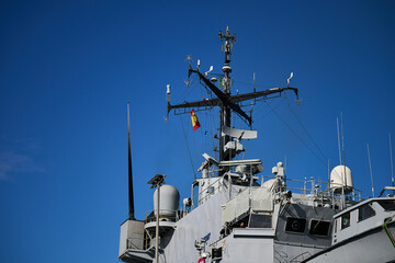 Naklejka premium Flag of Spain flying on the communications tower of a navy ship