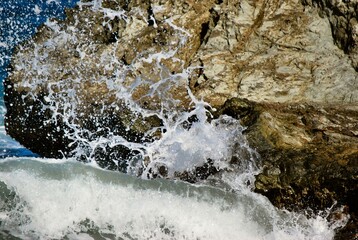 Las costas algunas de suaves arenas,otras con arrecifes con fuertes corrientes,con unos colores hermosos entre el azul y verde esmeralda.