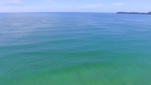 Imagens a&eacute;reas de praia carioca. Drone sobrevoando praia de Ubatuba durante uma ensolarada tarde de ver&atilde;o. Praia cheia de turistas e banhistas