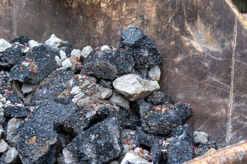 Abgebrochener Asphalt einer Straße