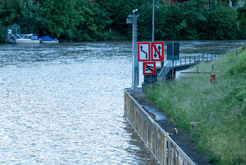 Zeichen für die Schiffer an einer Flussschleuse