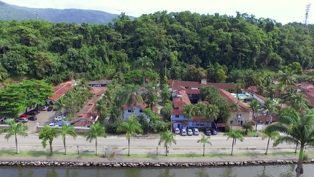 Canal e cidade de Paraty, Rio de Janeiro, Brasil. Imagens a&eacute;reas capturadas por um drone em uma tarde de ver&atilde;o