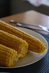boiled corn on the cob
