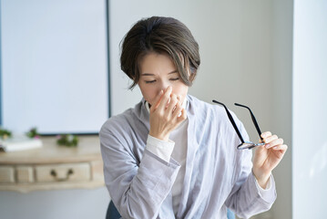 目の疲れを感じる女性