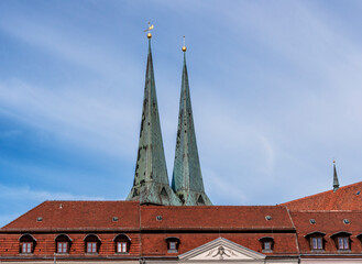 Detailfoto, Kirchtürme der Nikolaikirche im Nikolaiviertel, Berlin, Deutschland