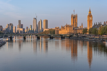 Obraz premium Westminster Palace with Big Ben, Vauxhall skyscrapers and Westminster bridge over River Thames in the morning, London, United Kingdom