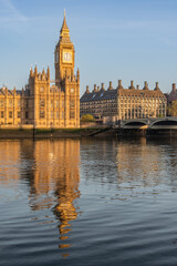 Fototapeta premium Early sunny morning with Palace of Westminster and Big Ben clock tower seen across River Thames, London, United Kingdom